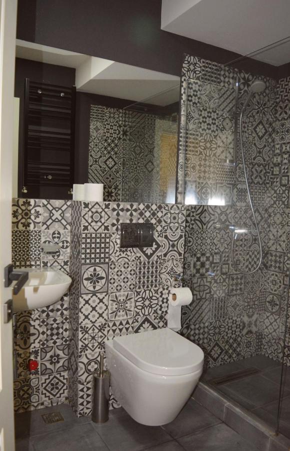Apartment Near Pirimze Tbilisi Buitenkant foto